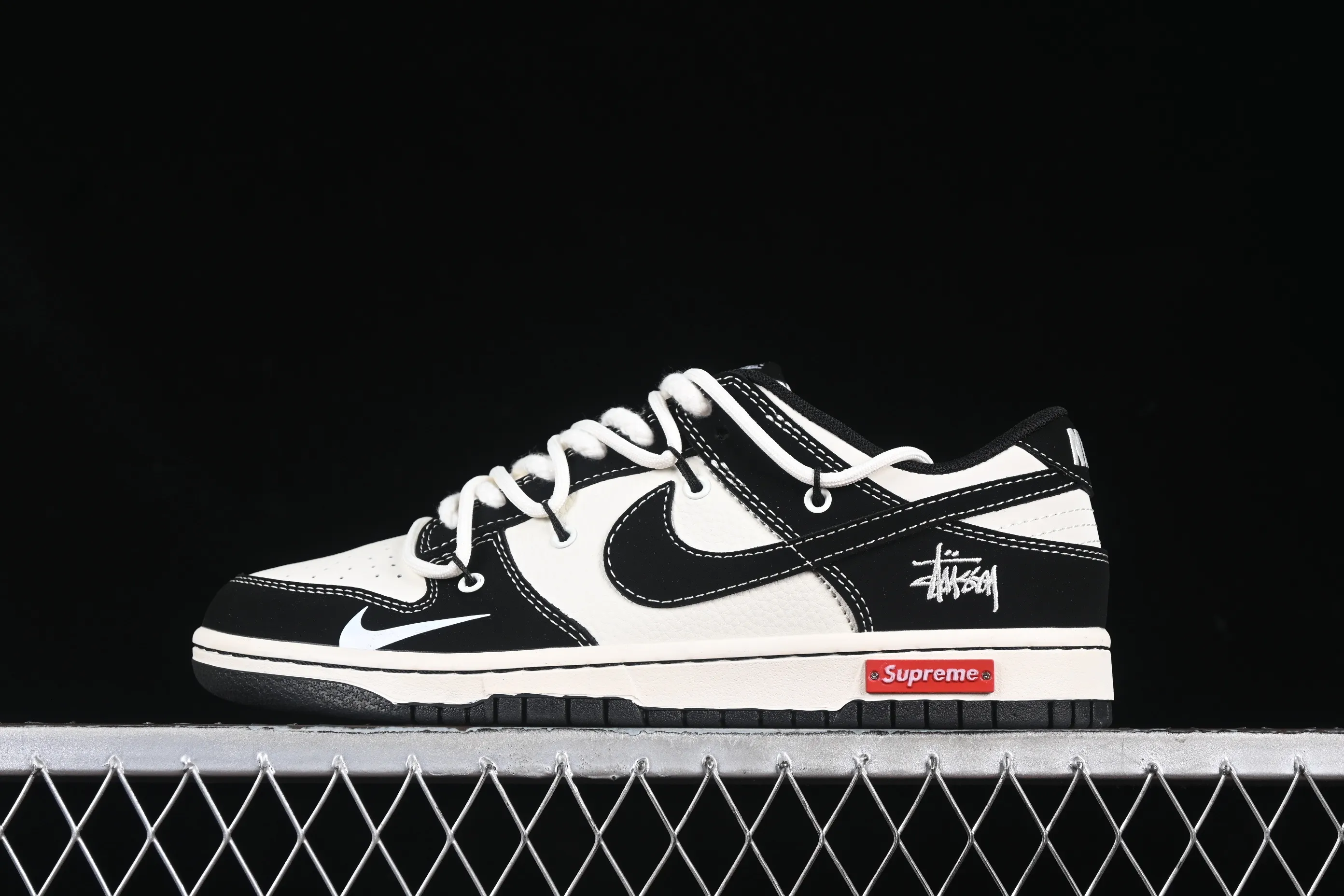 All Categories Nk SB Dunk Series Nk SB Dunk Low High-end Customized Low-top Shoes Nike SB Dunk Low Stusi x Sup Tripartite Series Straps Black and White Black Hook Anniversary High-end Customized Low-top Casual Shoes YX5066-278